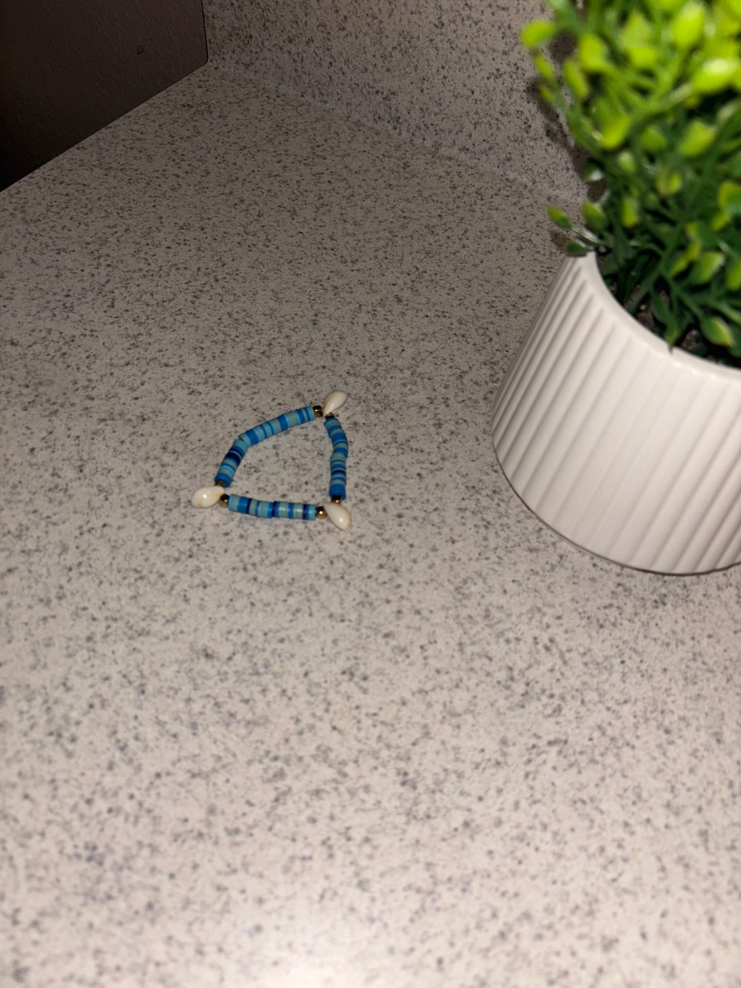 𝘣𝘳𝘦𝘦𝘻𝘦 𝘣𝘺 𝘵𝘩𝘦 𝘰𝘤𝘦𝘢𝘯 𝘣𝘳𝘢𝘤𝘦𝘭𝘦𝘵..🌊🐚