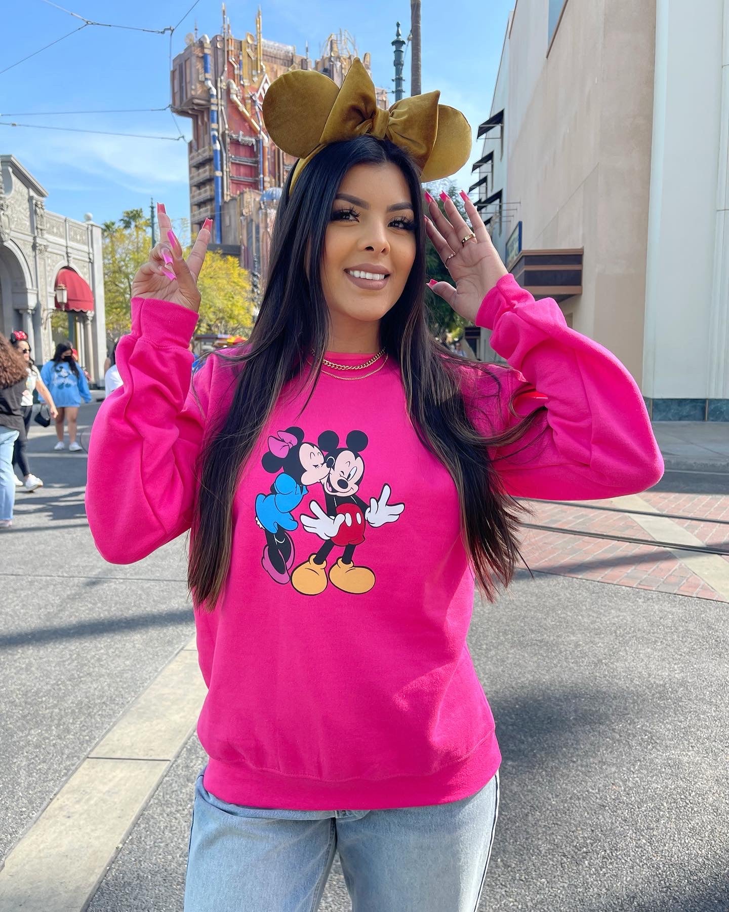 Minnie kisses Mickey